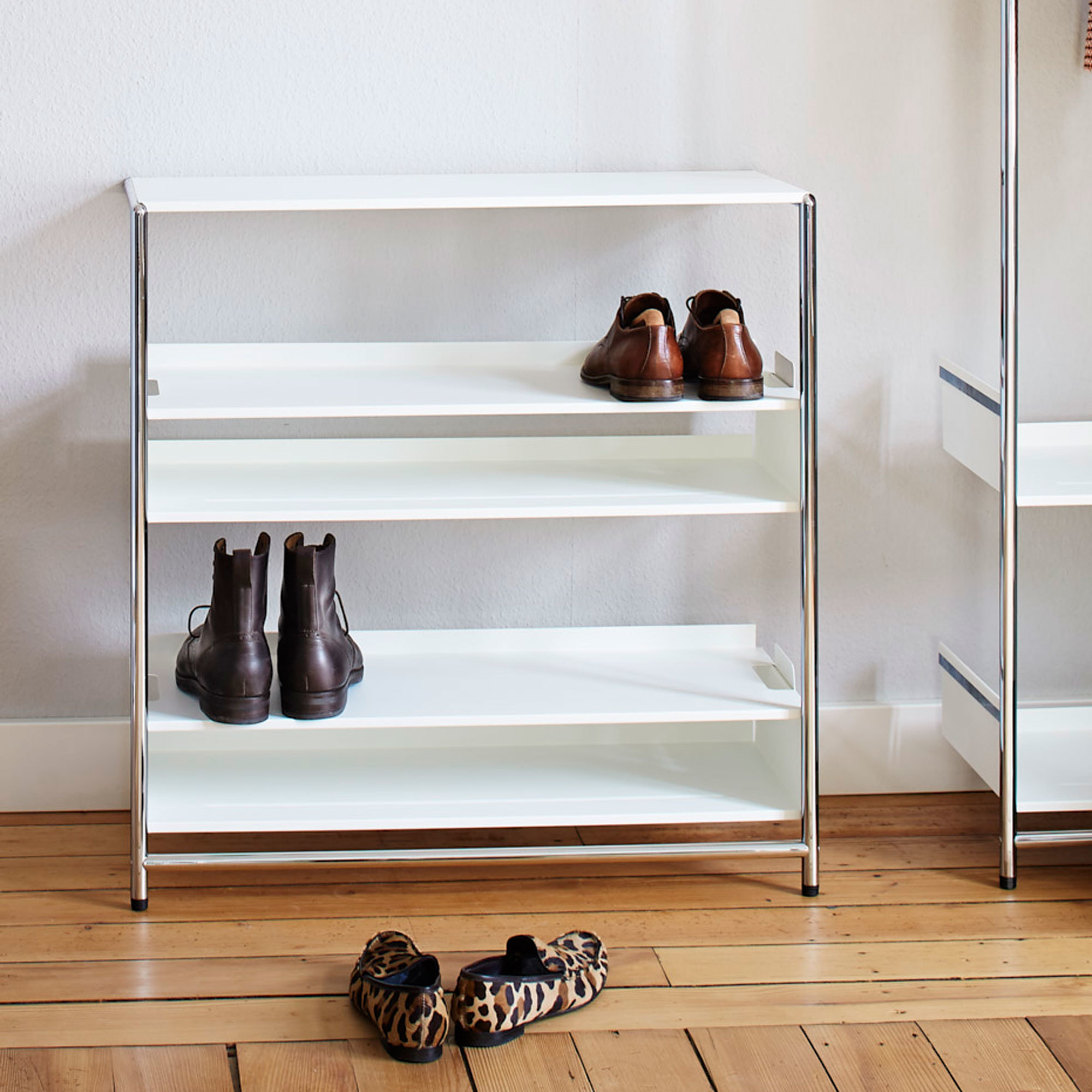 Pool 82 Leaning shelf shoe rack Mox Black structured Shelves white Black structured White structured shelves MOX POOL 82 VERCHROMT WEISS